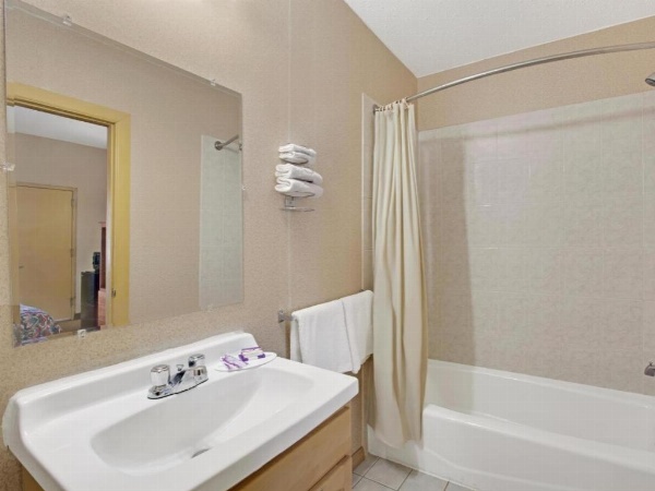 Knights Inn Pine Brook image 5